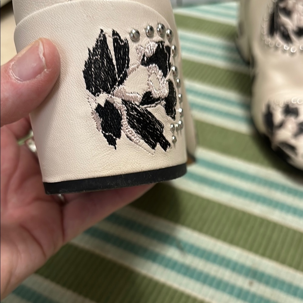 Dolce Vita White and Black Ankle Boots - embroidered leather - Picture 5 of 16